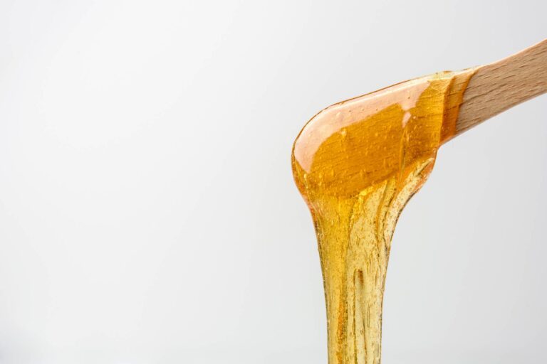 depilacja pastą cukrową, czy woskiem?